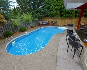 Inground pool with water jet