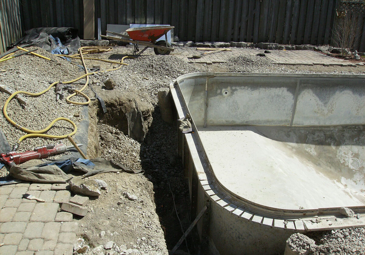 6-pool-renovation-wall-excavation-for-stairs