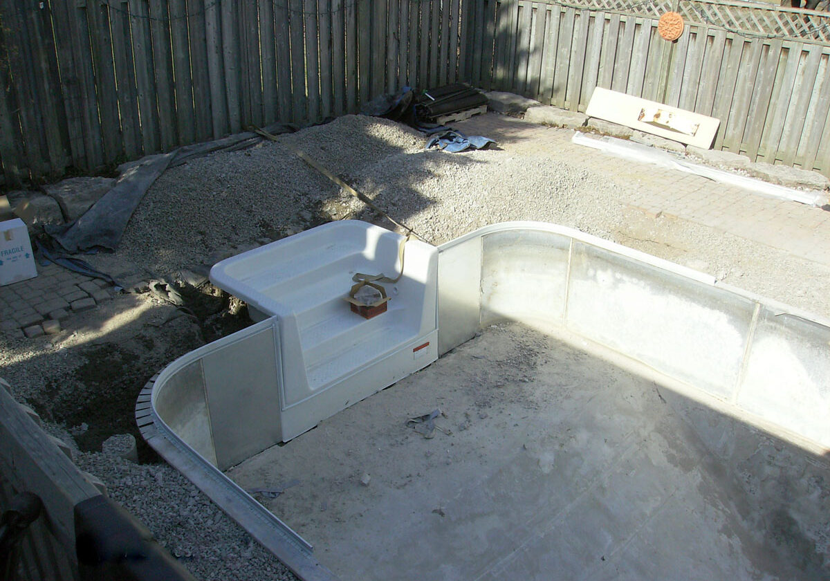 8-pool-renovation-fiberglass-inwall-stair-front-view